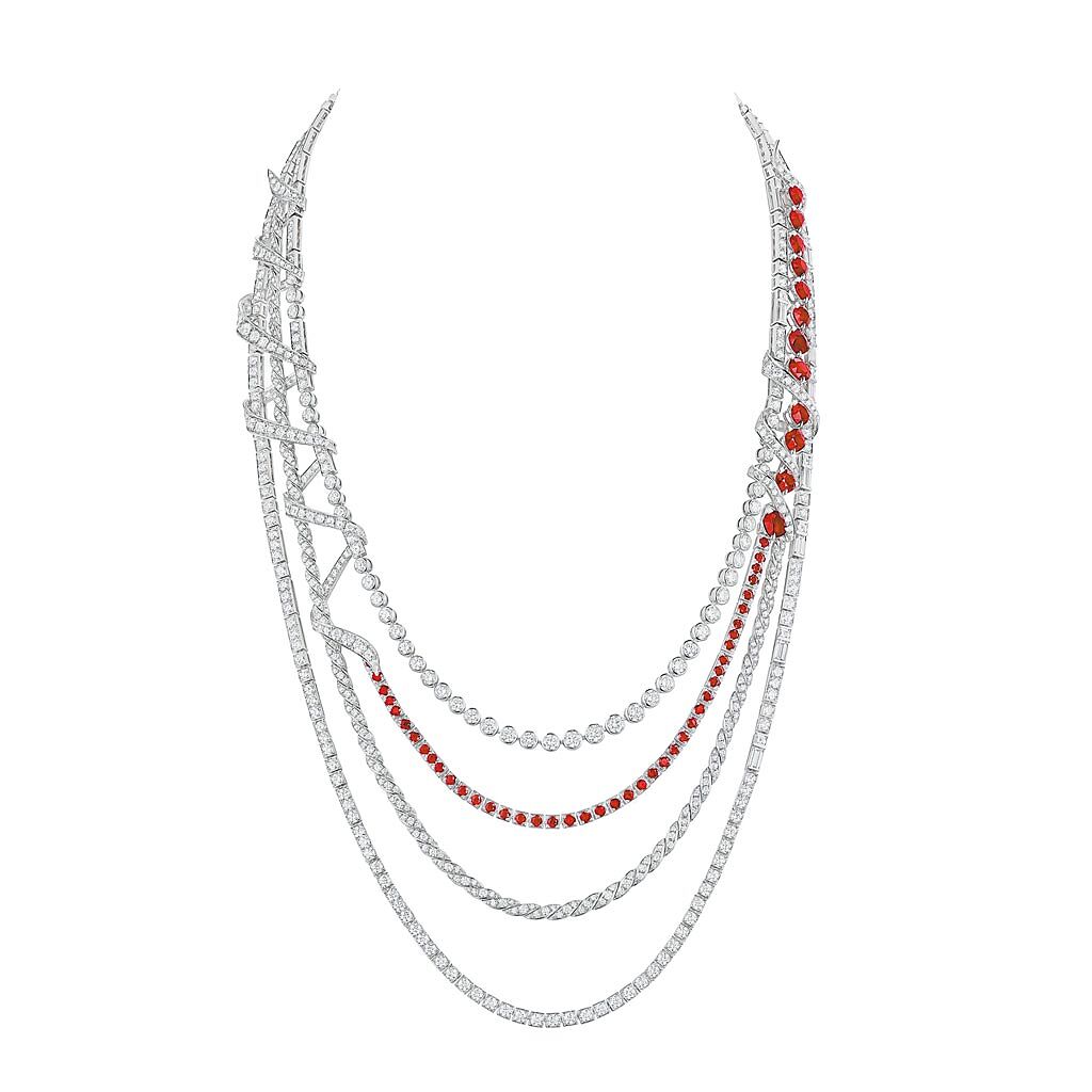 CHAUMET的Torsade de Chaumet紅寶石長項鍊，以螺旋線條串起一顆顆紅寶石與鑽石。（CHAUMET提供）