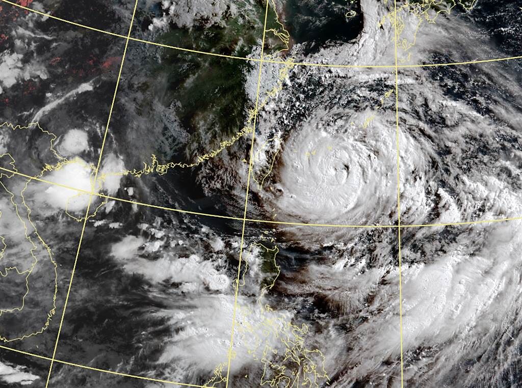 烟花颱風「頭尾大作戰」，週末前鎖定北部、下週起引進西南氣流襲擊南部，恐導致災情。（中央氣象局提供）