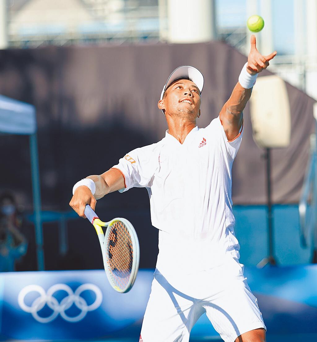 準備在東奧後封拍引退的台灣網球一哥盧彥勳，20日在本次比賽的有明競技場訓練適應場地。（體育署提供）