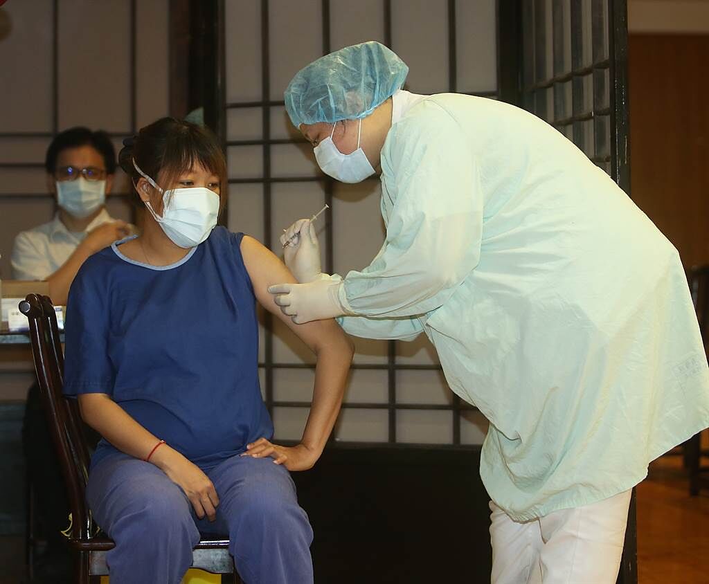 台灣疫苗施打率衝超快，網友推測是肌餓行銷與人民怕死所致，並挖苦說原來疫苗不夠都是政府用心良苦。（本報系資料照）