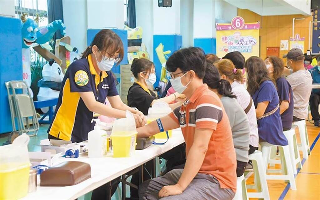 台灣透過大規模施打疫苗、廣篩等政策，也能達到群體免疫。（資料照）