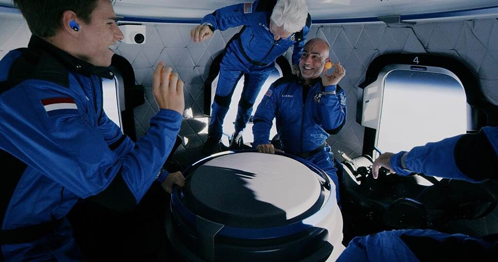 億萬富豪貝佐斯與他弟弟馬克‧貝佐斯（Mark Bezos）、82歲的太空競賽先驅馮克（Wally Funk）和18歲學生戴蒙（Oliver Daemen）度過他口中「最棒的一天」，因為他靠著自家的新謝波德號火箭發射系統，成功登上太空並返回地球。（摘自Blue Origin Twitter）