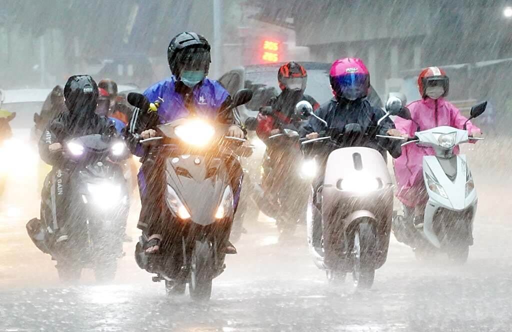 大雨時騎車難免會讓雨水噴入眼中，這時千萬別揉眼睛，以免造成細菌感染。(示意圖/本報系資料照片)