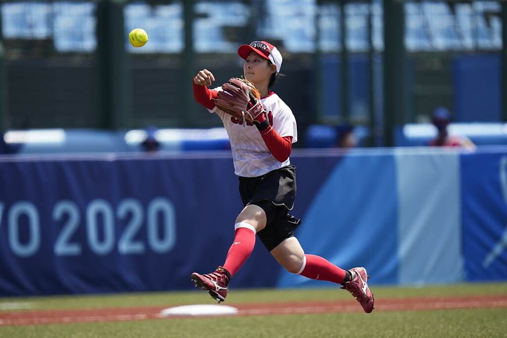 日本女壘游擊手渥美萬奈把球傳到一壘。(美聯社資料照)