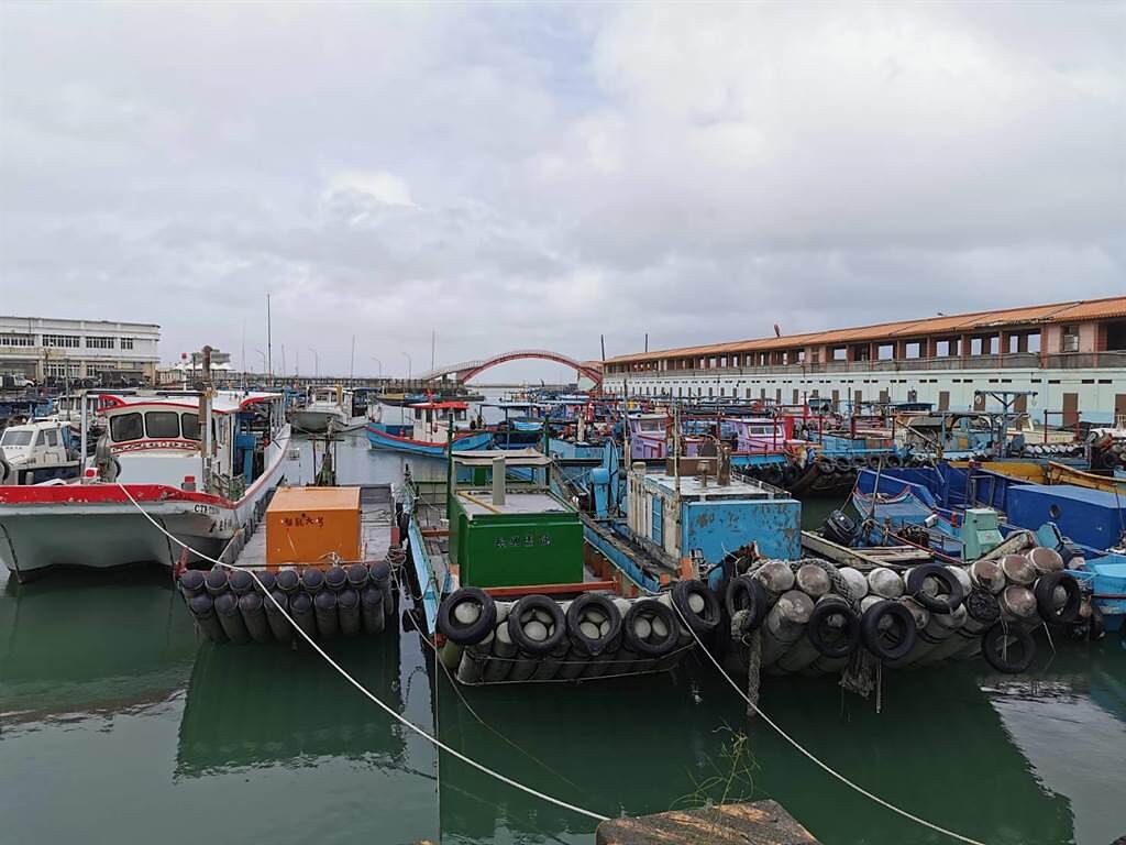 為做好防颱準備，竹圍漁港漁民紛紛將400多艘的漁船駛入碼頭，並以繩索加強固定。（蕭靈璽攝）