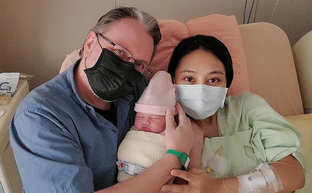 葉瑋庭（右）和老公及寶寶一家三口溫馨相擁。（星光娛樂提供）