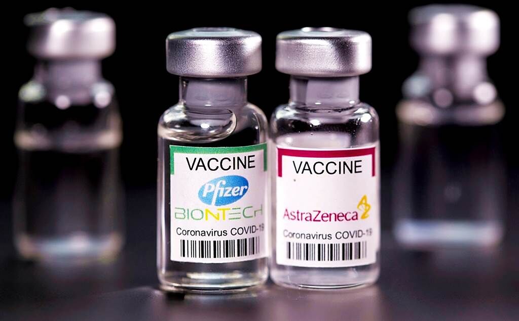 英國最新世界研究發現，打完2劑AZ疫苗保護力仍輸2劑BNT，且差了20％。（資料照／路透社）
