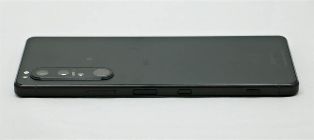 Sony Xperia 1 III右側擁有多個實體按鍵，上至下依序是音量鍵、整合指紋辨識的電源鍵、智慧助理按鍵與相機快門鍵，能提供其他手機無法提供的實體按鍵操作感受。（黃慧雯攝）