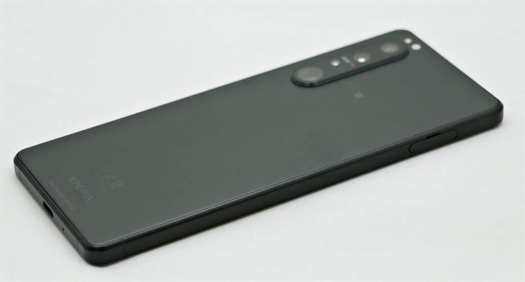 Sony Xperia 1 III左側有不需要退卡針就可使用的SIM卡設計，底部採用USB-C連接埠。（黃慧雯攝）