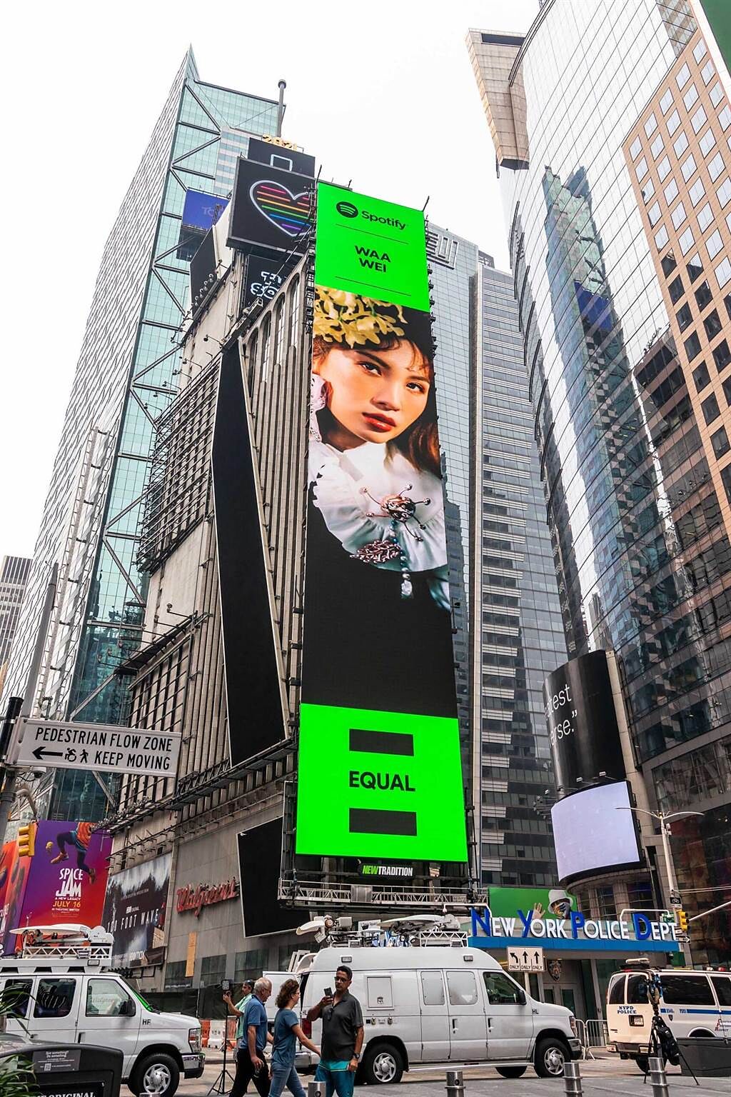 魏如萱美照登上美國紐約時代廣場高樓巨型螢幕。（何樂音樂提供）
