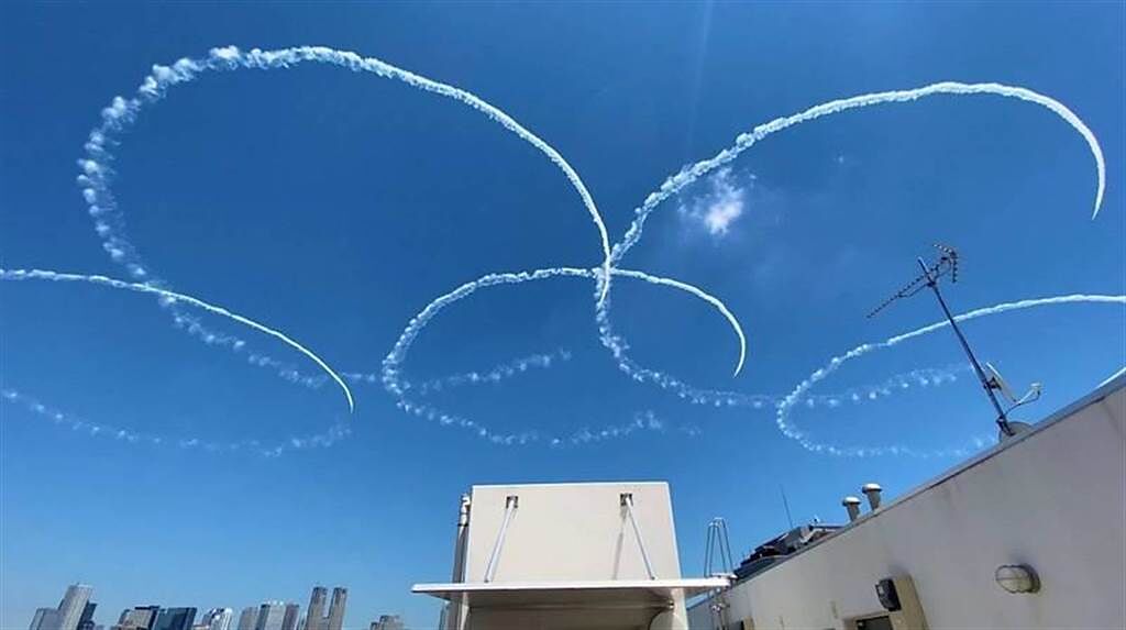 「藍色衝擊波」飛行表演隊昨彩排畫出奧運五環圖樣。（圖／路透社）