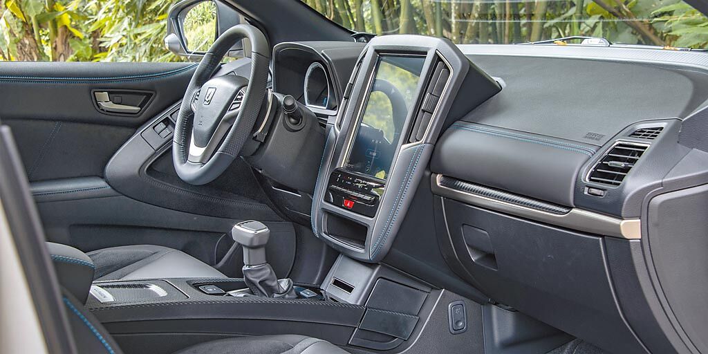 儀表控台設計採取駕駛者導向，中央為12吋多功能HD觸控螢幕，下方有手機置入功能。（陳大任攝）