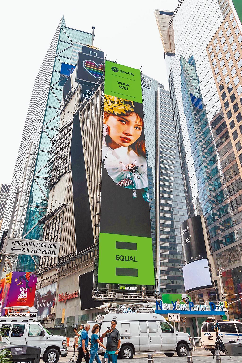 魏如萱美照登上美國紐約時代廣場高樓巨型螢幕。（何樂音樂提供）