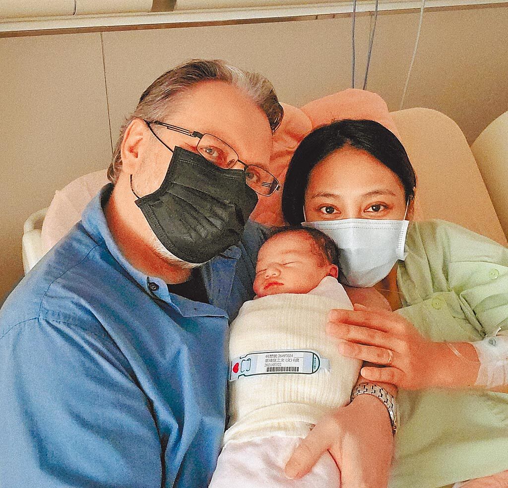 葉瑋庭（右）昨和老公及寶寶一家3口溫馨相擁。（星光娛樂提供）