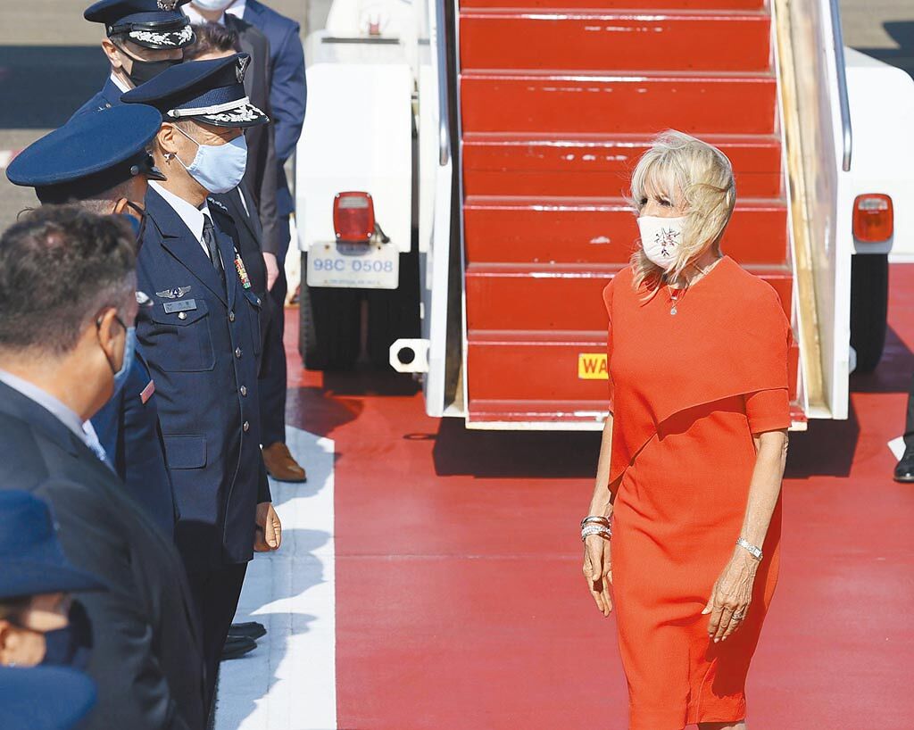 美國第一夫人吉兒．拜登（右）22日下午抵達日本橫田美軍基地，日、美雙方人員前往迎接。（路透）