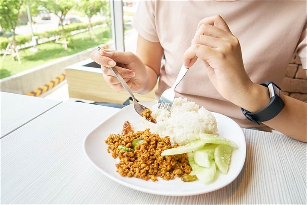 降膽固醇怎麼吃？ 專科醫曝「最佳飲食法」。(示意圖/Shutterstock)