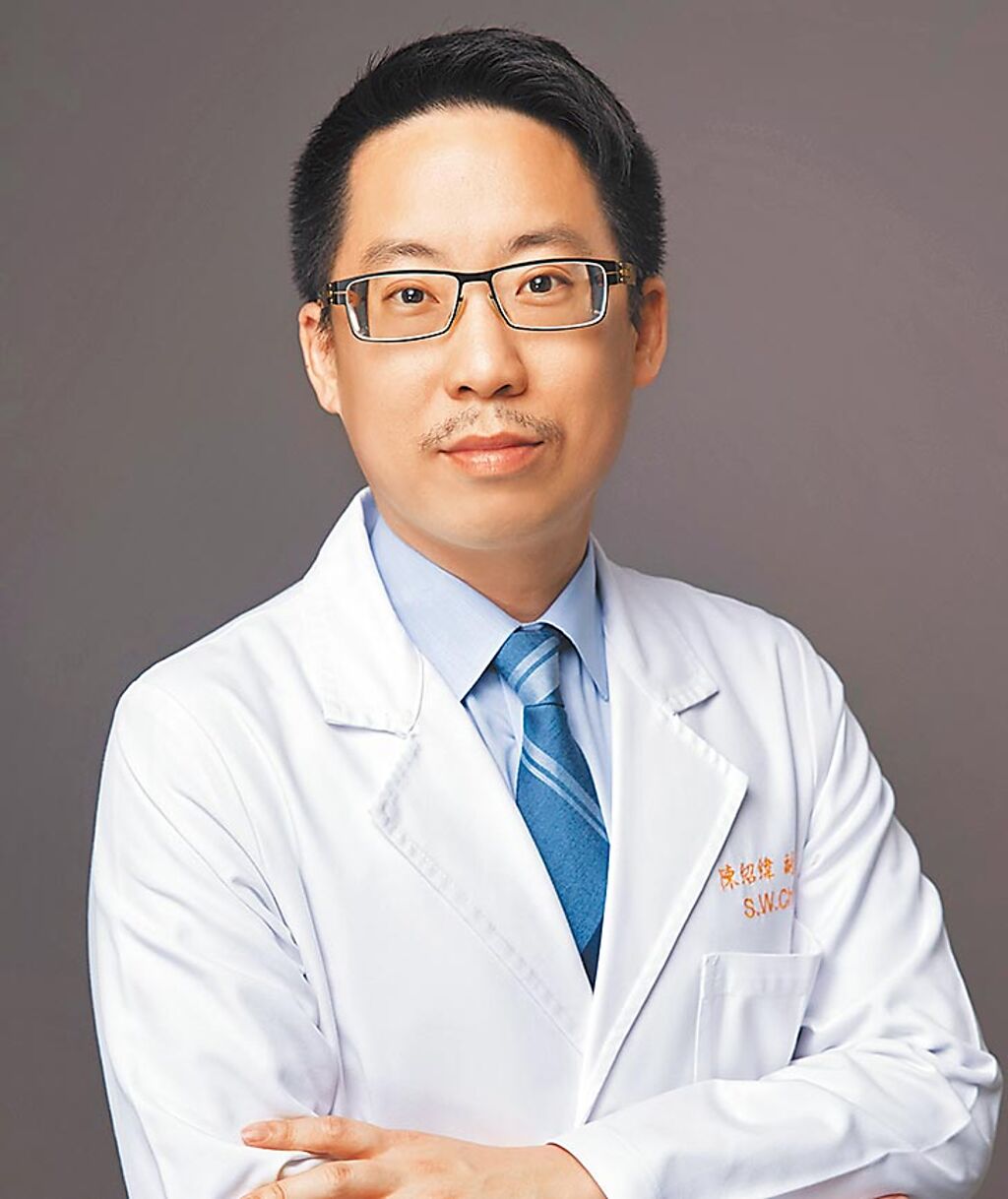 林口長庚心臟外科教授陳紹緯提醒，主動脈瓣狹窄好發於高齡者，最新的瓣膜療法可供長輩患者評估選擇。（陳紹緯教授提供）