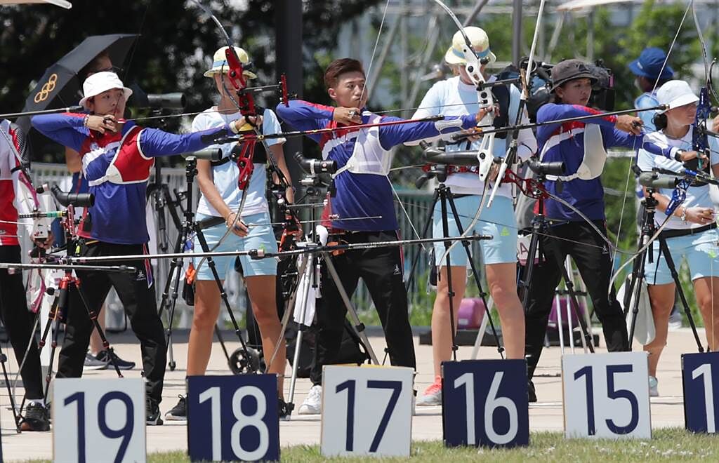 中華女子射箭隊雷千瑩（左三）、譚雅婷（左一）與林佳恩（右二）出擊，三人聯手挑戰東京奧運，可惜太陽炙熱、風勢不定，表現有失水準，林佳恩排名21最佳。(季志翔攝)