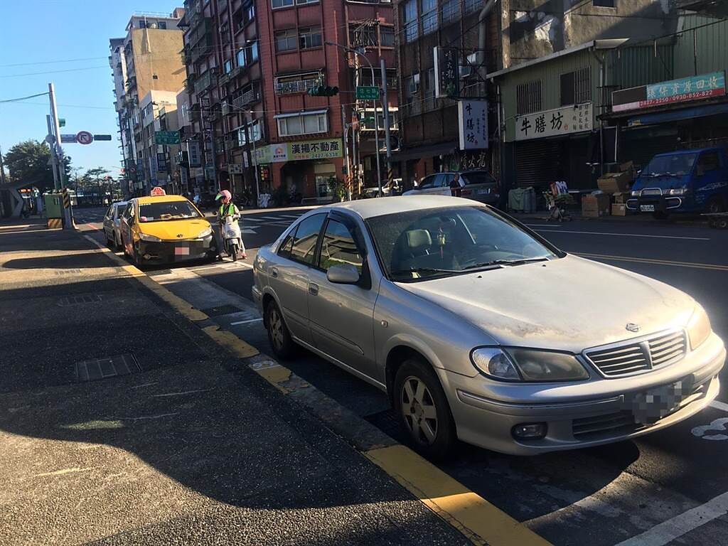 台北市交通局宣布，今晚6時起開放全市8公尺以上道路紅黃線停車，並暫停路邊停車收費。（示意圖，本報資料照）