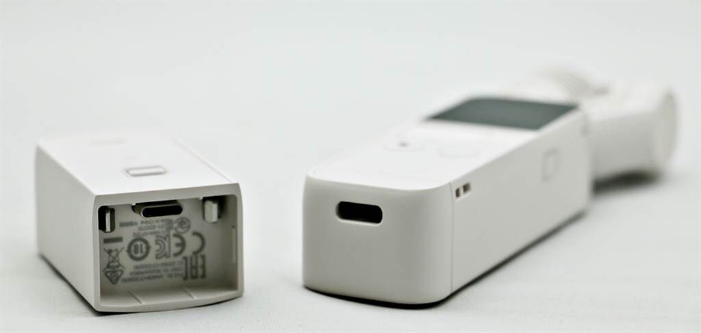 DJI Pocket 2與全能手柄連接位置，裝上可安裝在腳架上，並可用於直播，並搭配無線麥克風配件來收音。（黃慧雯攝）