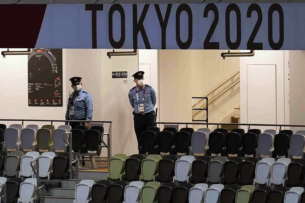 東京奧運開幕儀式在即，場館保全檢視會場。（美聯社）