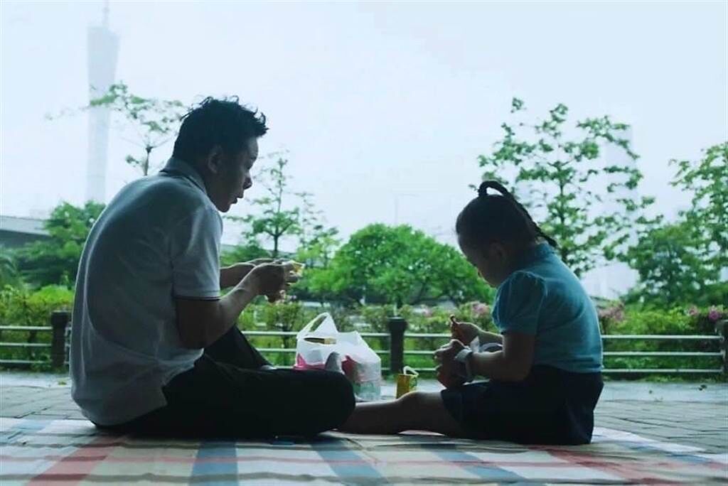 李康生在廣告微電影《有風的日子，有雲》中飾演陪伴女兒的離異家庭父親。（李康生提供）