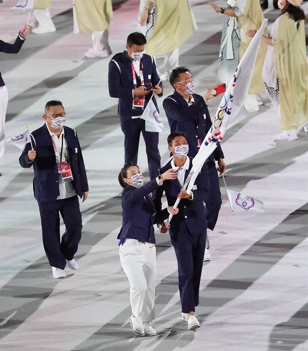 中華代表團由郭婞淳、盧彥勳掌旗，11人以第104順位在東京奧運開幕式步入新國立競技場。（體育署提供）