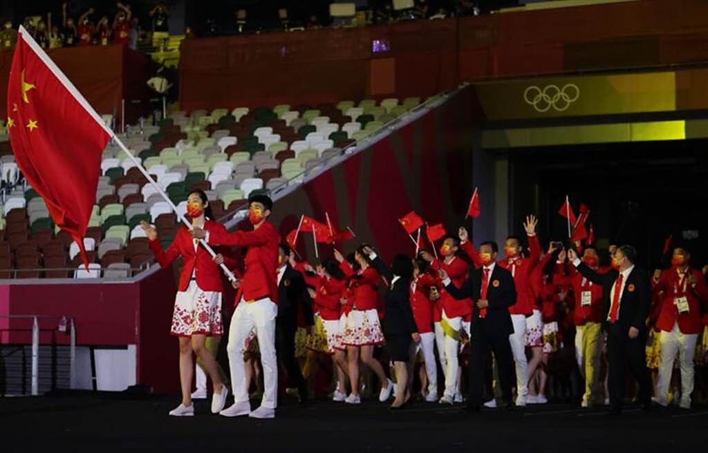東京奧運中國代表團進場。(美聯社)