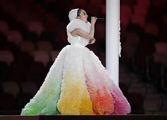 登奧運開幕式獻唱國歌 米希亞七彩裙遭虧像「水果刨冰」