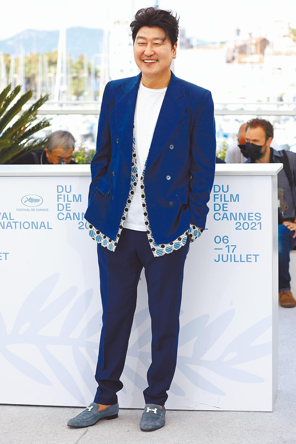 韓國男星宋康昊出席電影《緊急宣言》坎城發表，穿Dolce & Gabbana靛藍色西裝，搭配愛馬仕灰鞋，一派輕鬆。（CFP）