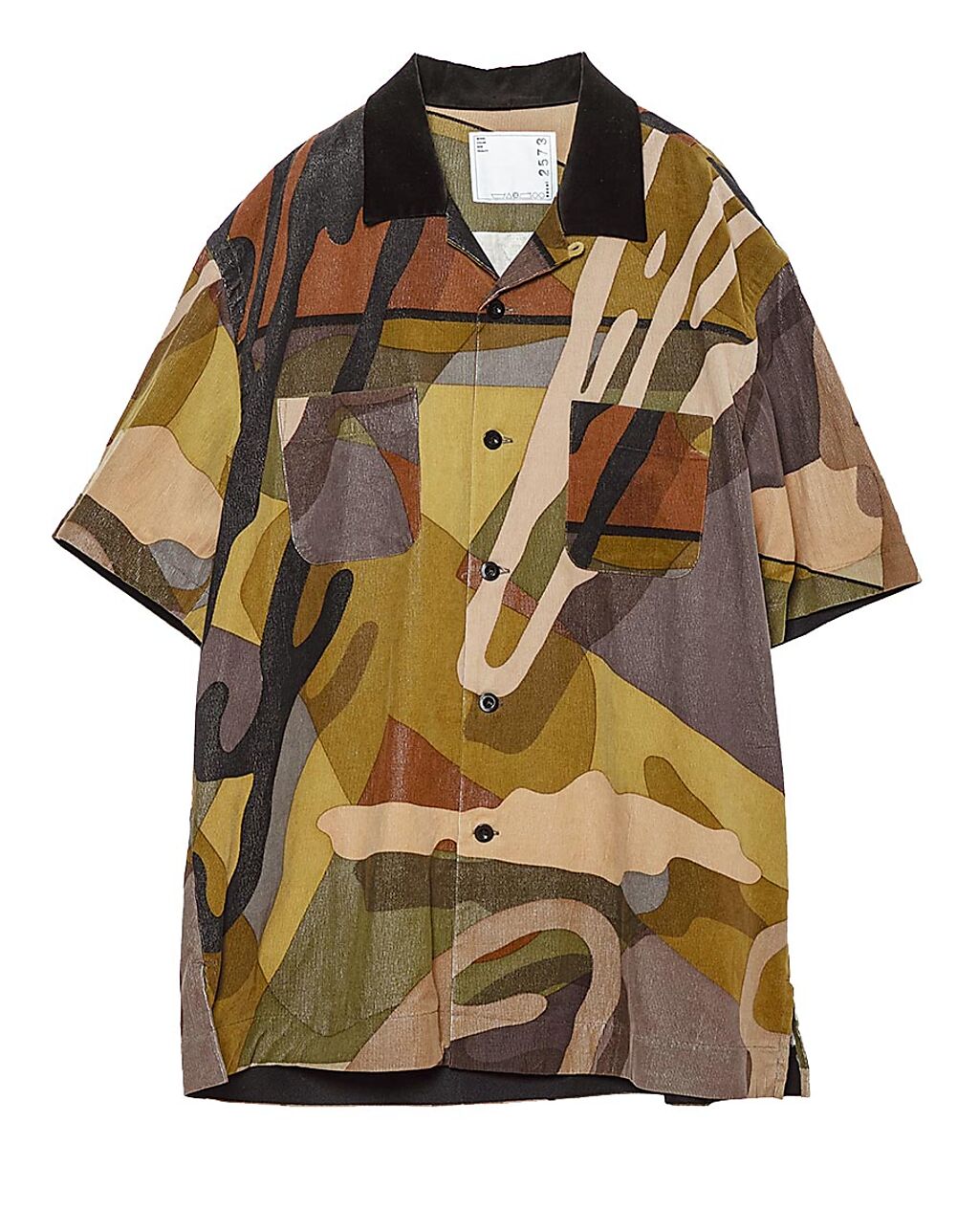 Sacai x KAWS聯名迷彩圖騰拼接襯衫，2萬9500元。（團團／Sacai提供）