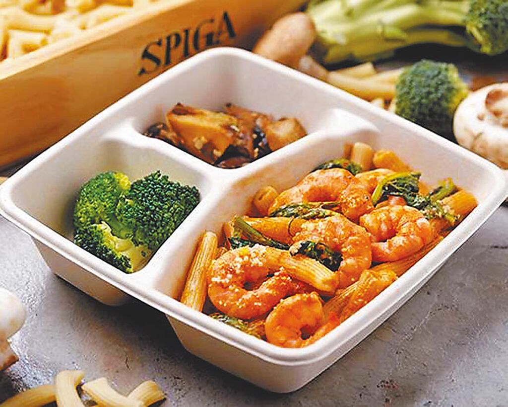 京站的石壁家鮮蝦菠菜番茄奶油筆管麵餐盒，260元，外帶盒餐送飲料。（京站提供）