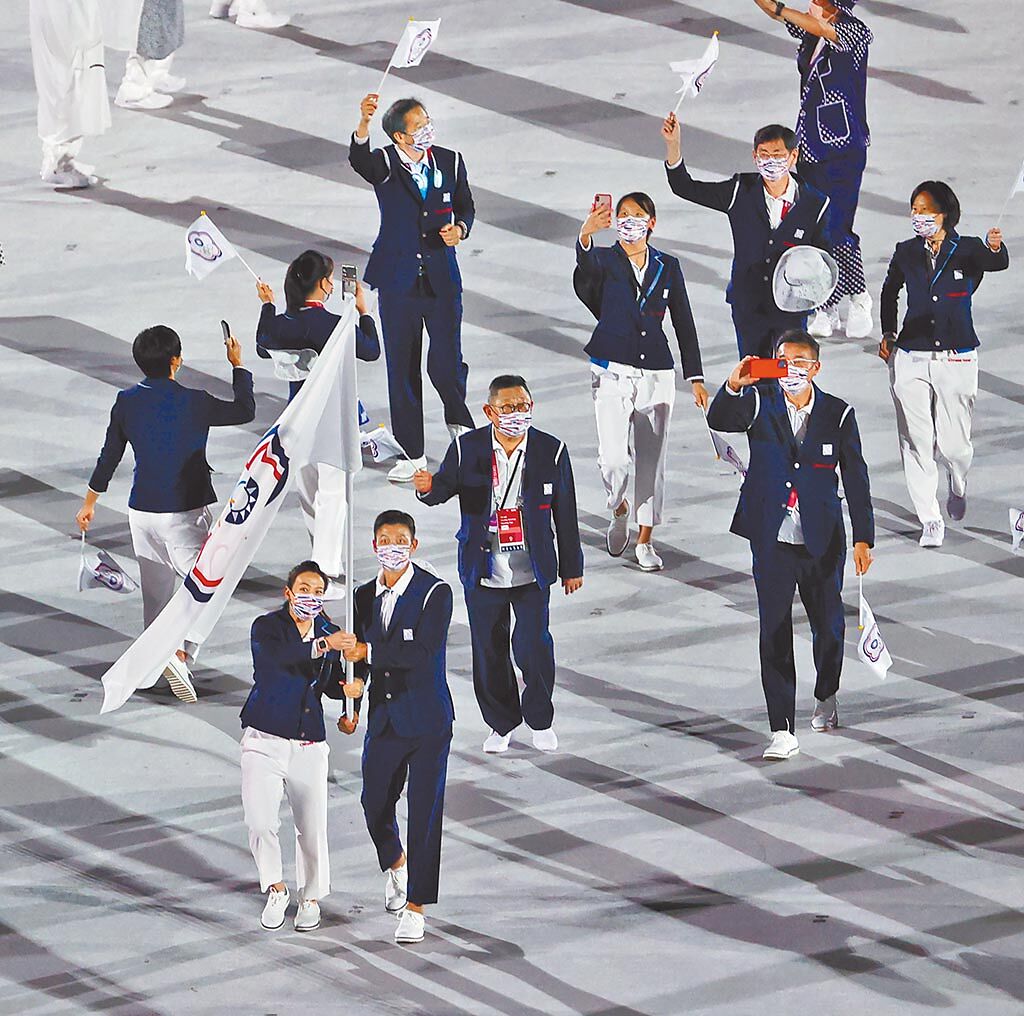 中華隊由郭婞淳、盧彥勳掌旗，11人以第104順位進入東京奧運開幕式會場。（季志翔攝）