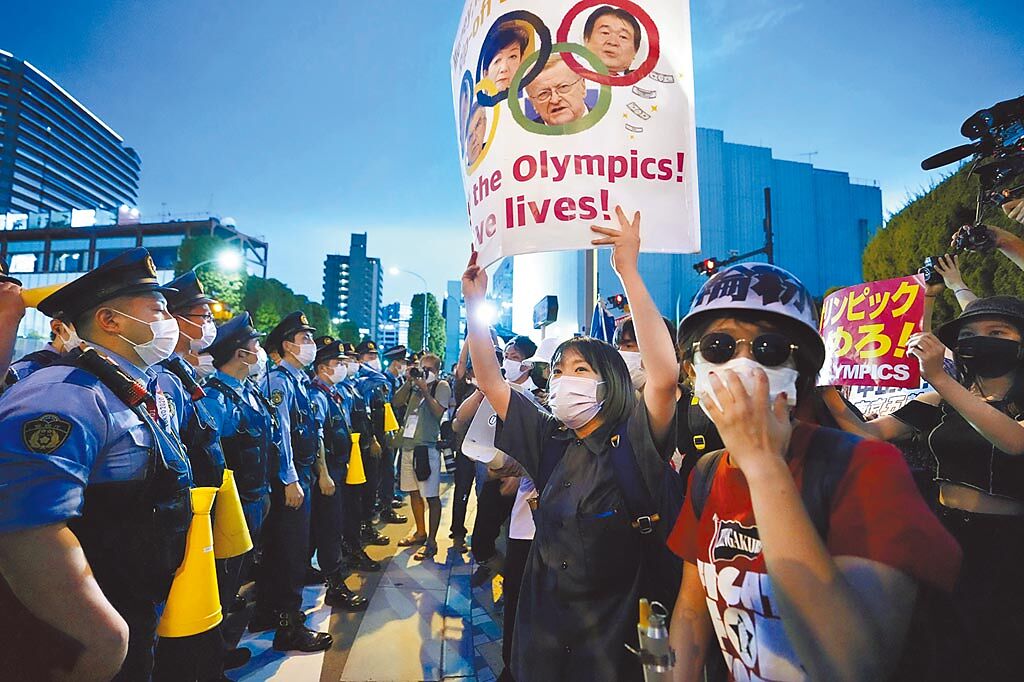 東奧在嚴重疫情下進行，開幕式場外仍有日本民眾抗議。（美聯社）
