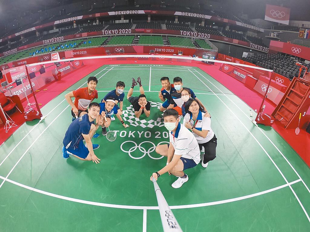 東奧中華羽球隊24日出賽，男單周天成（左一）、王子維（左下一）、女單戴資穎（左下二）與團隊在比賽場館合影，蓄勢待發。（教練蔡佳欣提供）