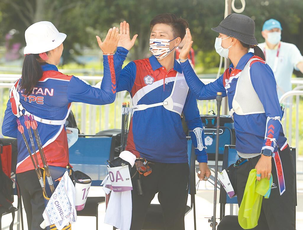 中華隊23日在東京奧運女子個人排名賽中，譚雅婷（左）、雷千瑩（中）與林佳恩（右）出賽前相互擊掌打氣。（季志翔攝）