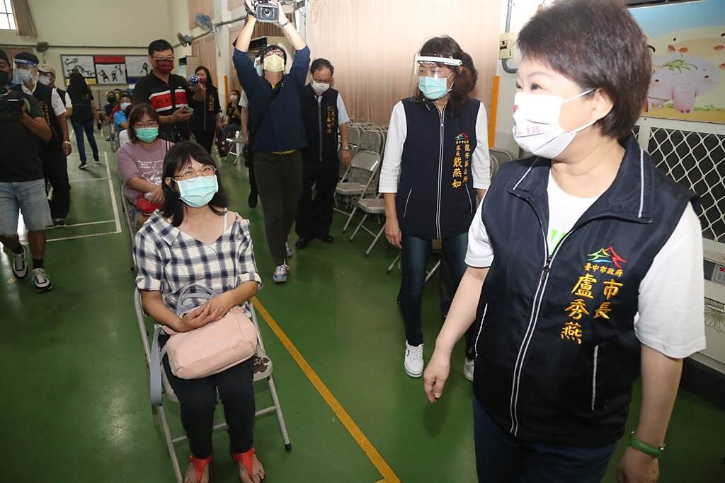 台中市長盧秀燕24日上午她到龍井區龍峰國小快打站視察，關心民眾接種狀況。（馮惠宜攝）
