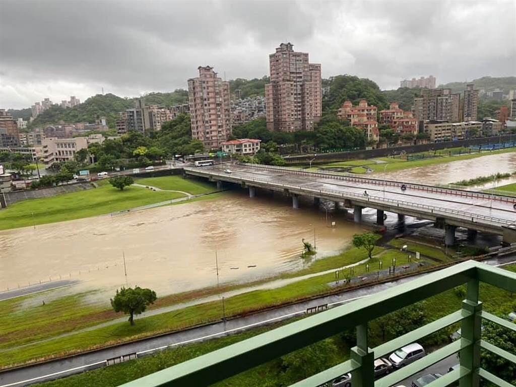 木柵萬壽橋下溪水暴漲，根據網友分享的照片，只見橋下的綠地和人行道都被溪水淹沒了。（圖／翻攝自木柵社團）