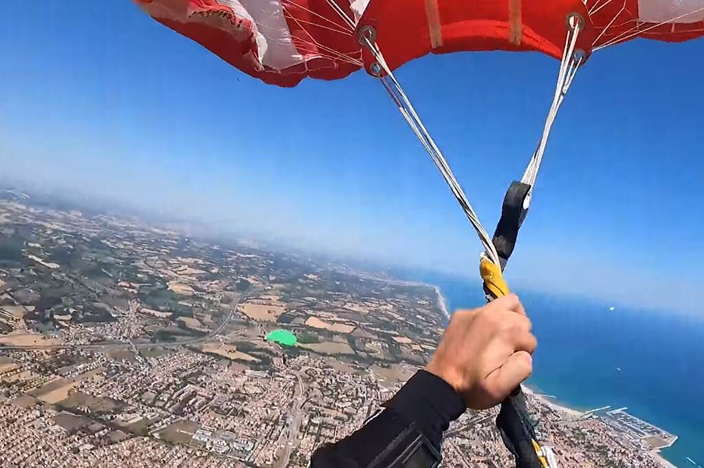 義大利一名男子從高空跳下後，卻赫然發現降落傘上的繩索全部糾纏在一起，驚悚畫面全被錄了下來。（圖片翻攝自YouTube/Caters Clips）