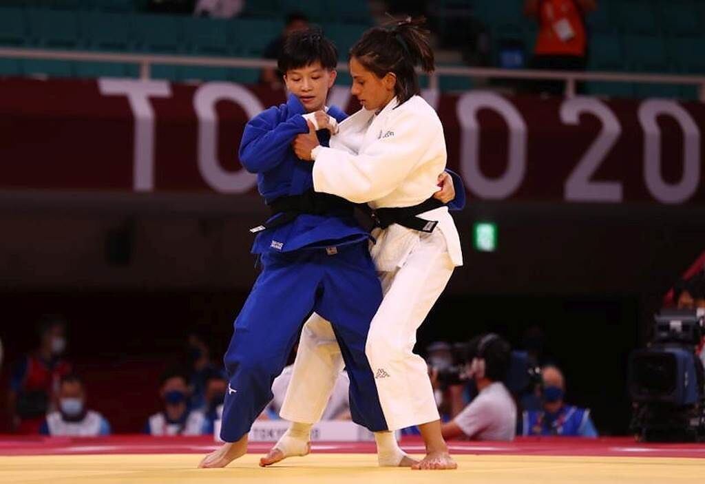 中華隊柔道女將林真豪(左)晉級女子48公斤級16強。（路透）