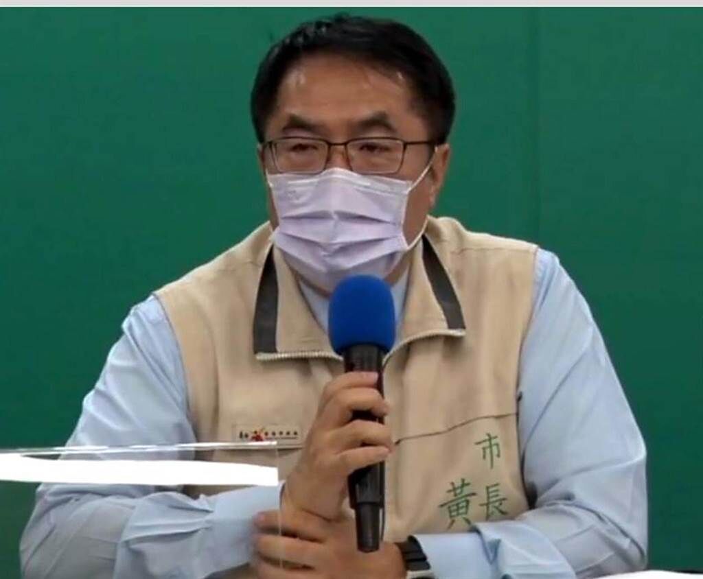 台南市長黃偉哲裁示，台南市自27日起開放餐飲內用，並要求用餐座位採梅花座且須使用隔板。（本報資料照片）