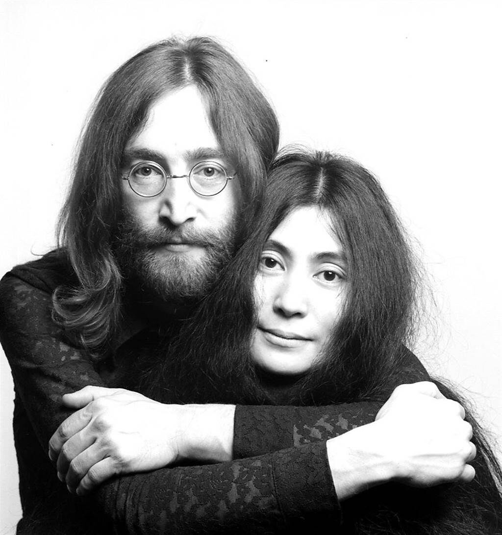 約翰藍儂（左）與小野洋子50年前共譜的〈Imagine〉蔚為經典。（美聯社資料照）