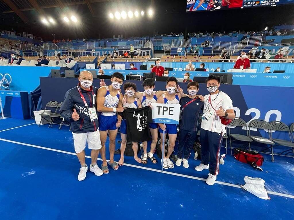 李智凱（右三）透露東京奧運比賽正式開始前幾天的訓練狀況不佳，讓他上場時有點緊張，所幸順利完成，也感謝隊友聽他分享煩惱、幫他找回信心。（中華男子體操隊提供）