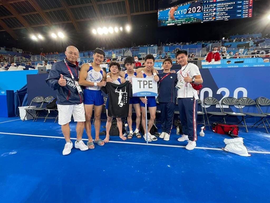 中華男子體操隊帶著印有游朝偉吊環的黑色短T參加東京奧運，並拿出來鼓舞士氣。（中華男子體操隊提供）