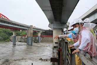 颱風豪雨大漢溪湍急 侯友宜視察三鶯大橋防災
