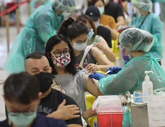 不怕颱風攪局 昨單日接種25萬人 疫苗覆蓋率破26％