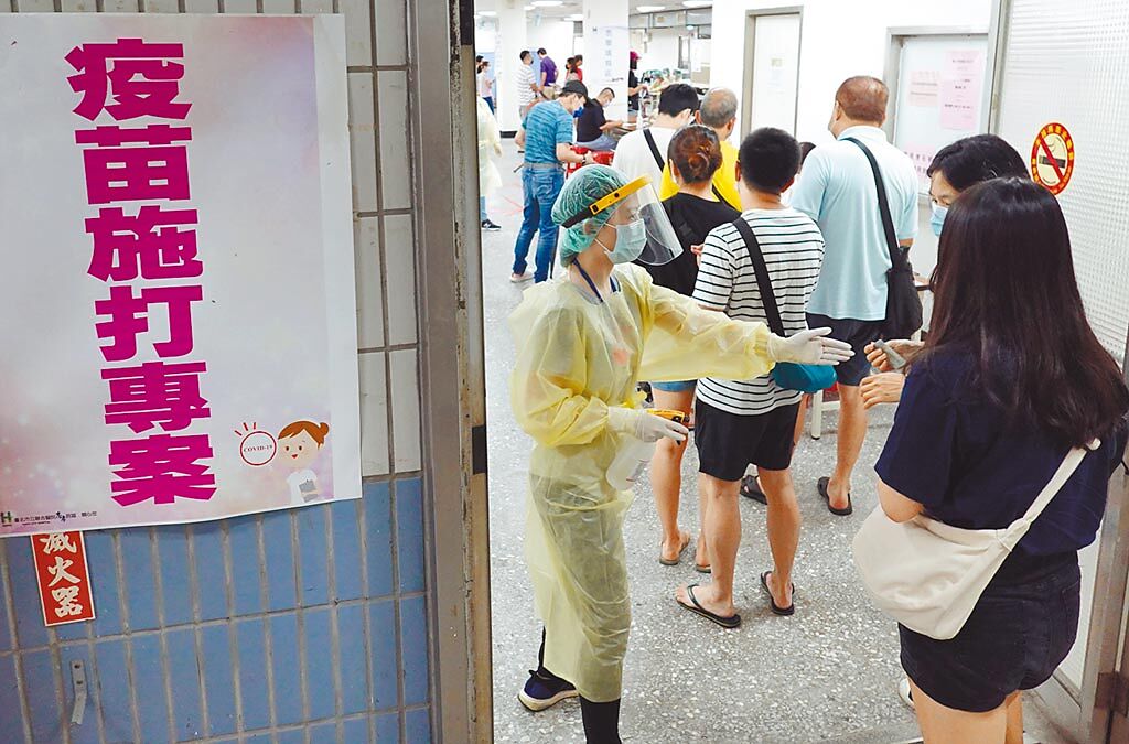 台北市長柯文哲建議，台灣疫苗不足，乾脆讓長者打完2劑，降低重症死亡率。圖為24日不少民眾前往北市成德區民活動中心疫苗接種站打疫苗。（姚志平攝）