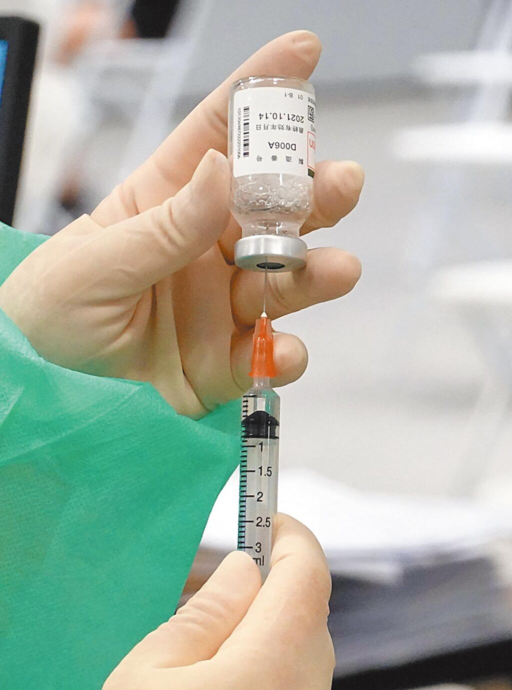 新冠肺炎疫苗接種擴大。圖為醫護人員在開打前先抽取疫苗針劑準備。（本報資料照片）