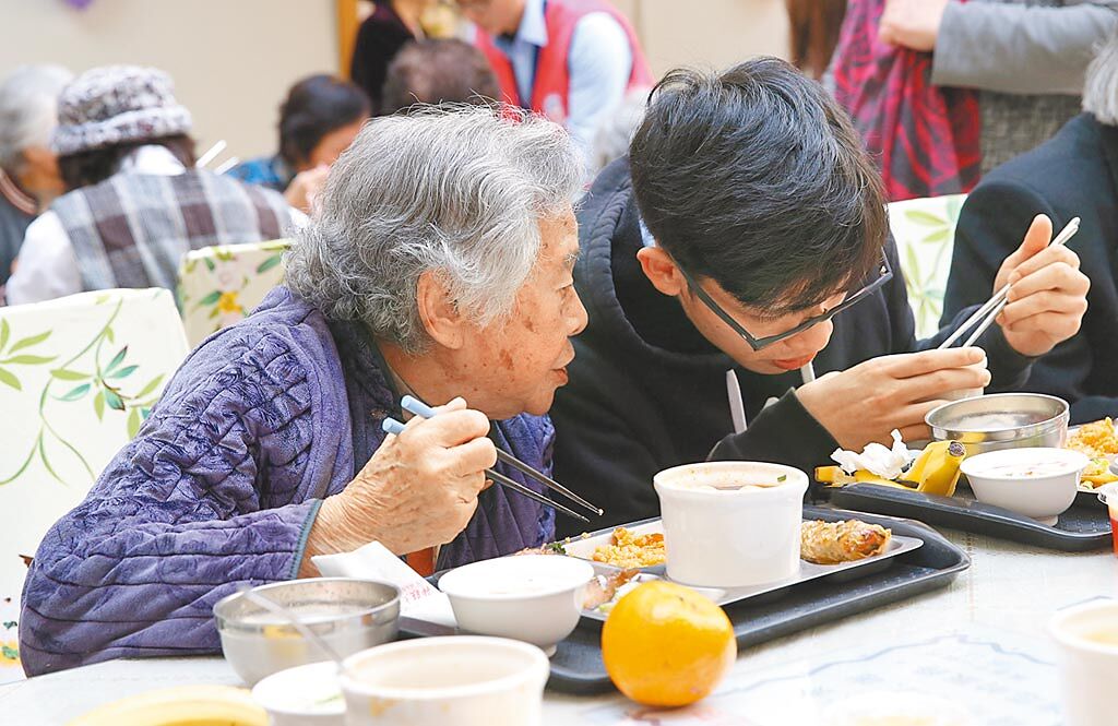 吞嚥困難是許多高齡長輩常見的問題。圖為學生與長者共餐的畫面。（本報資料照片）