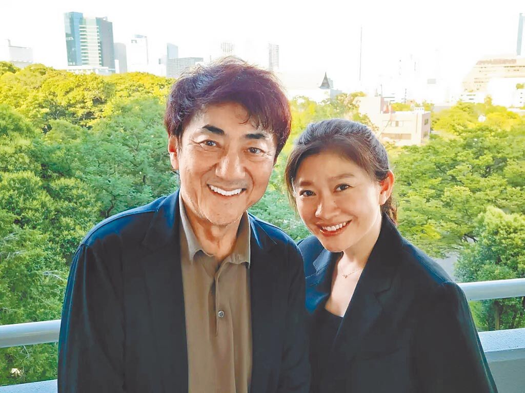 篠原涼子（右）與市村正親結縭16年，昨宣布離婚。（摘自網路）